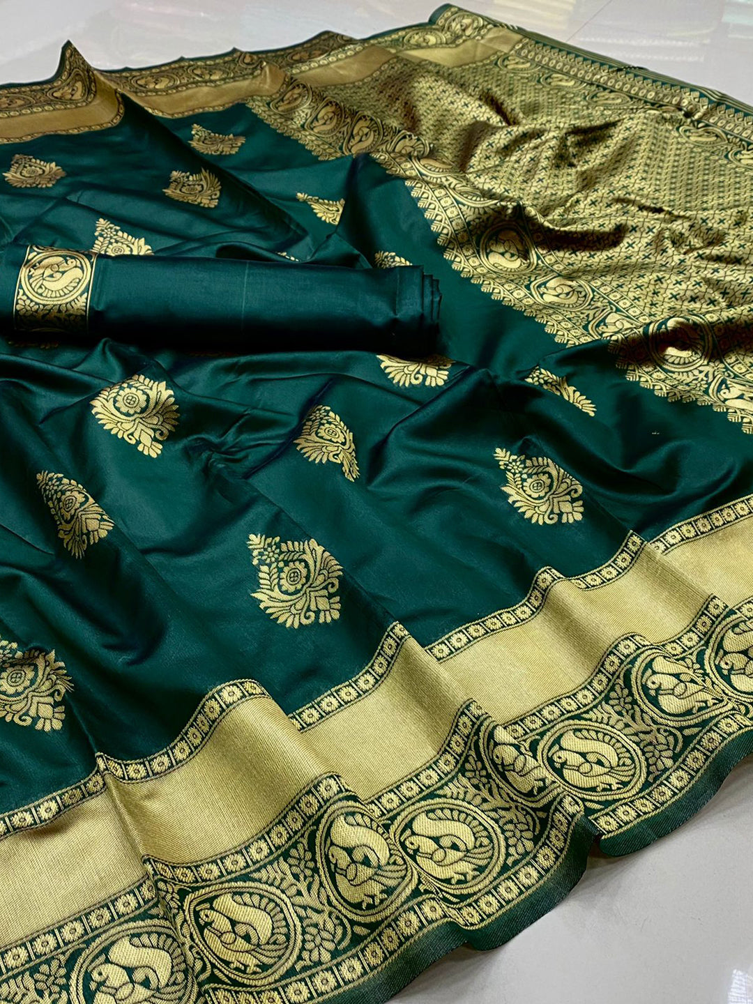 Banarasi Sarees For Intimate And Big Fat Indian Weddings, That Are Light On Your Skin And Uplift Your Wedding Saree